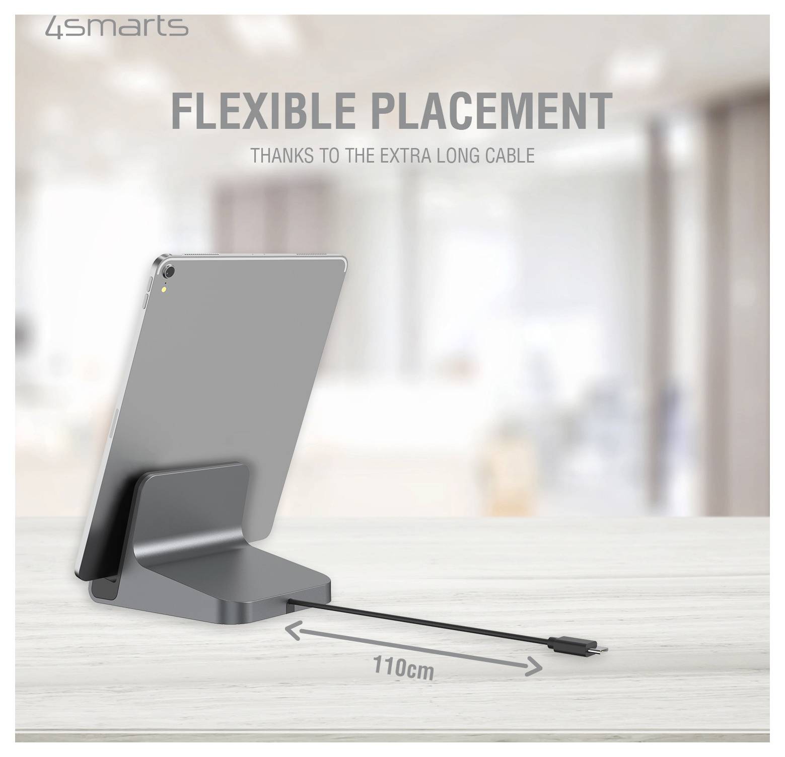 Werbebild eines Tablets auf einem Ständer mit einem besonders langen Kabel, beschriftet mit „FLEXIBLE POSITIONIERUNG