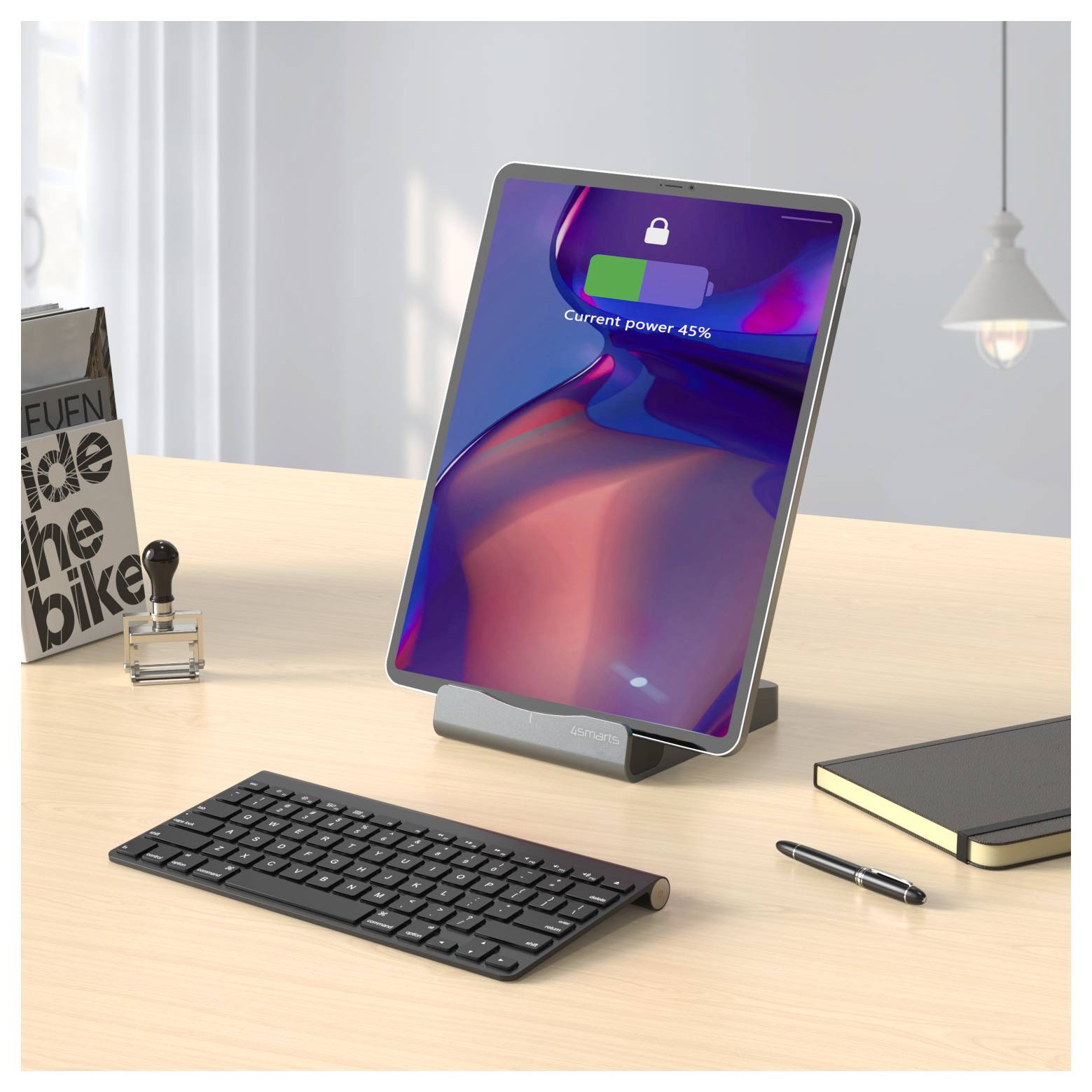 Tablet auf einem Schreibtisch in einem Ständer, der einen gesperrten Bildschirm mit „Aktuelle Leistung 45 %