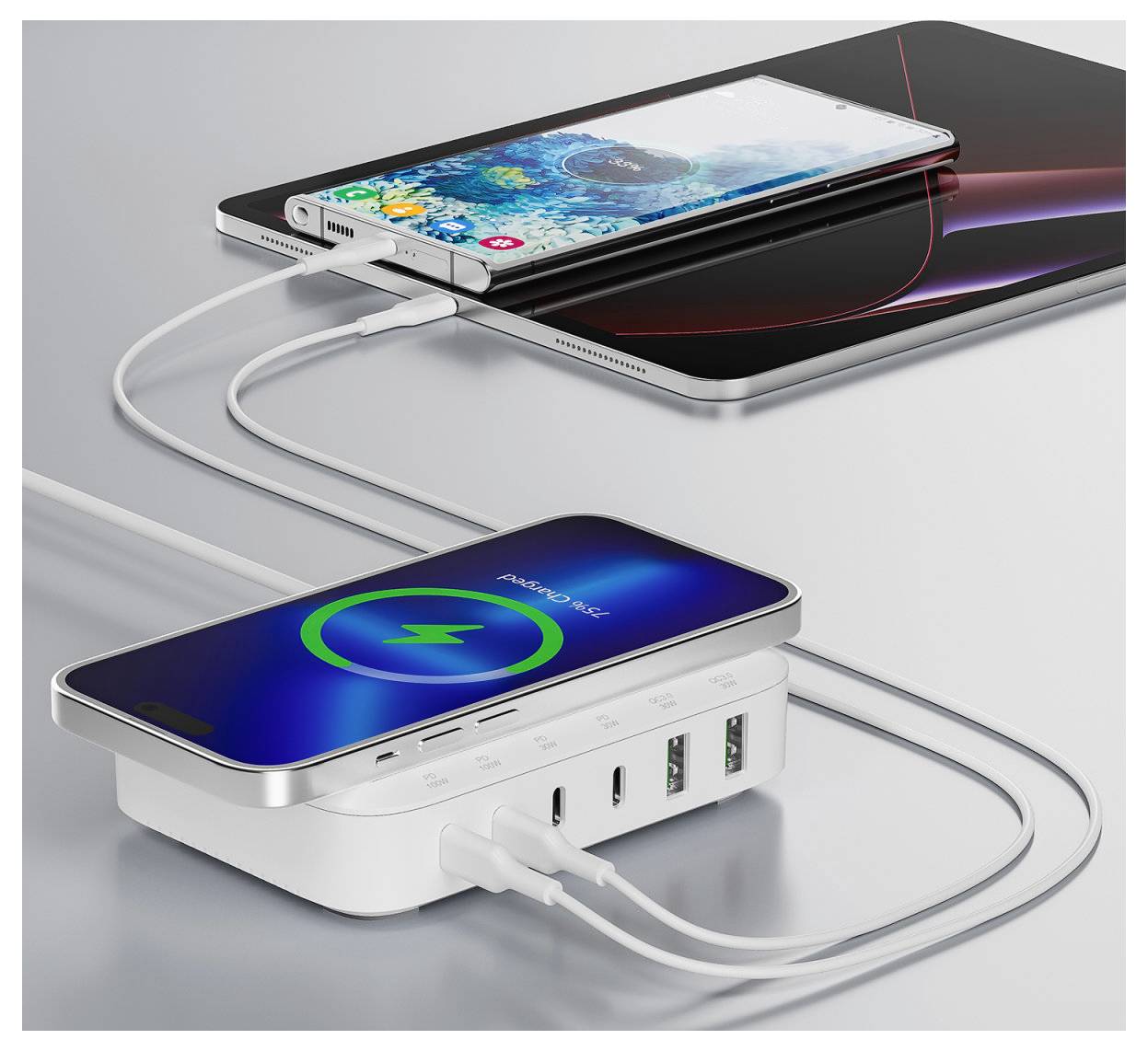 Zwei Smartphones laden von einer weißen Mehrfach-Powerbank mit angeschlossenen Kabeln; eines der Telefone zeigt ein Wireless-Charging-Symbol auf dem Bildschirm.