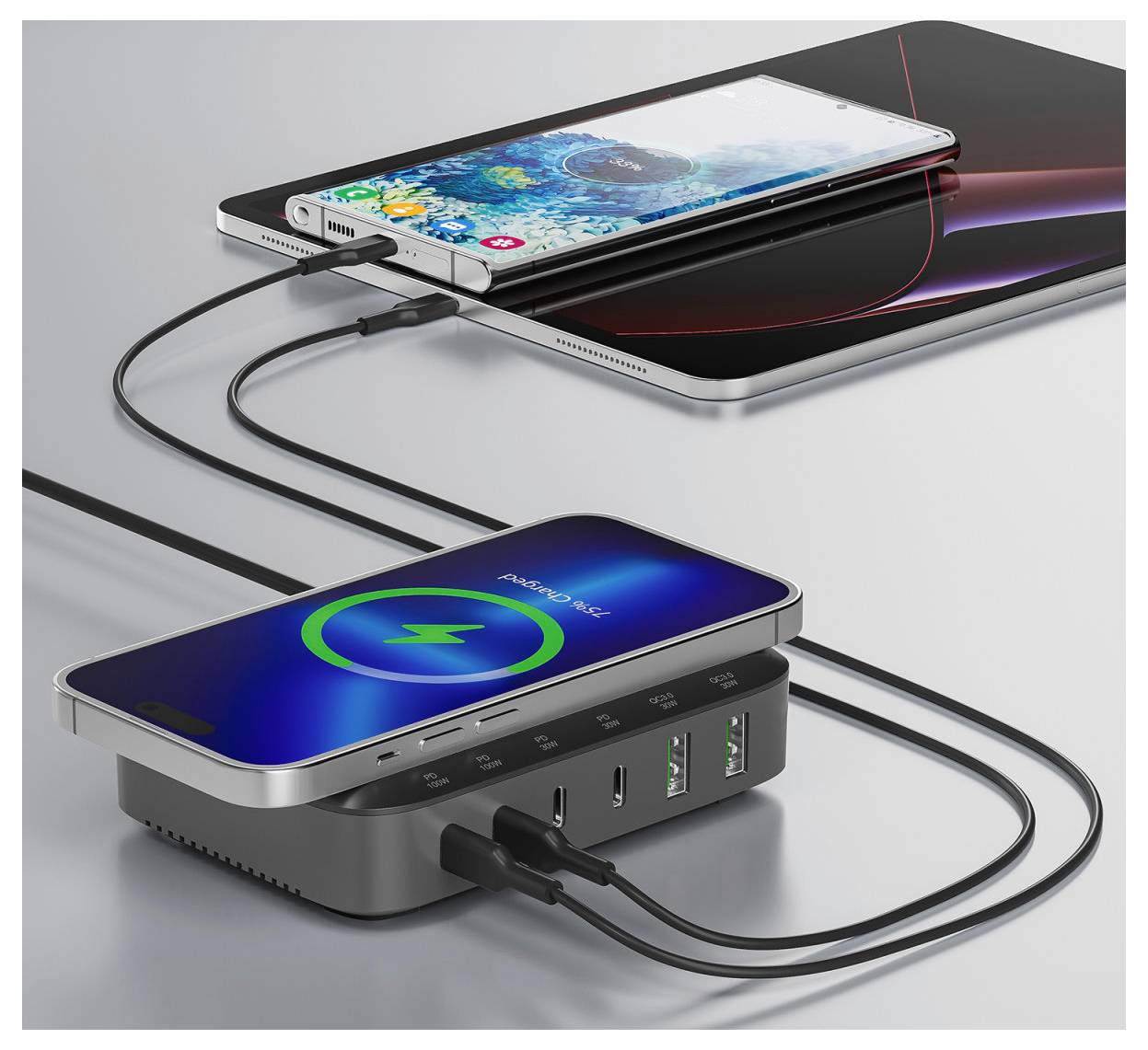 Zwei Smartphones, die über Kabel mit einer Dockingstation verbunden sind; ein Telefon sitzt auf der Dockingstation und wird drahtlos aufgeladen, das andere liegt auf einem Tablet.