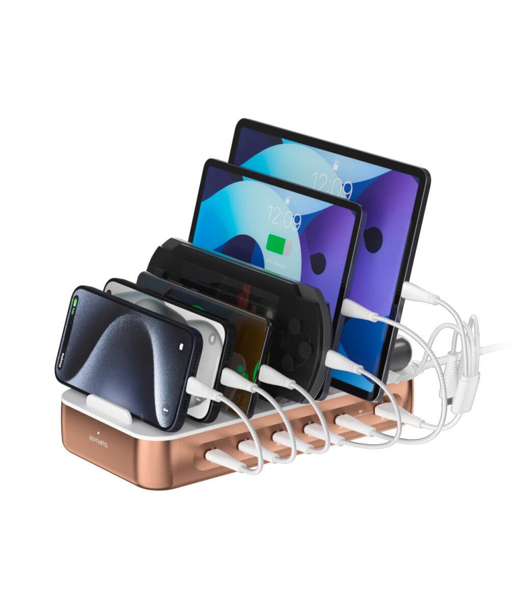 Mehrgeräte-Ladedock, das mehrere Smartphones und Tablets mit weißen Kabeln angeschlossen hält, organisiert in einer Desktop-Ladestation.
