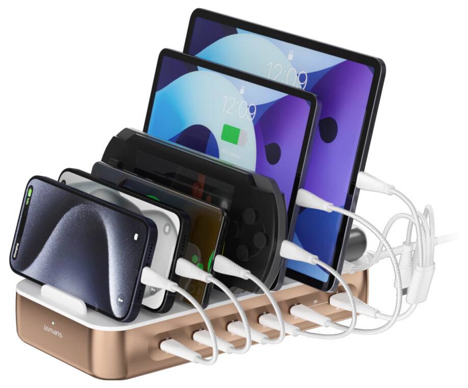 Ladestation mit mehreren Geräten, auf der mehrere Smartphones und Tablets angedockt und über weiße Ladekabel verbunden sind.