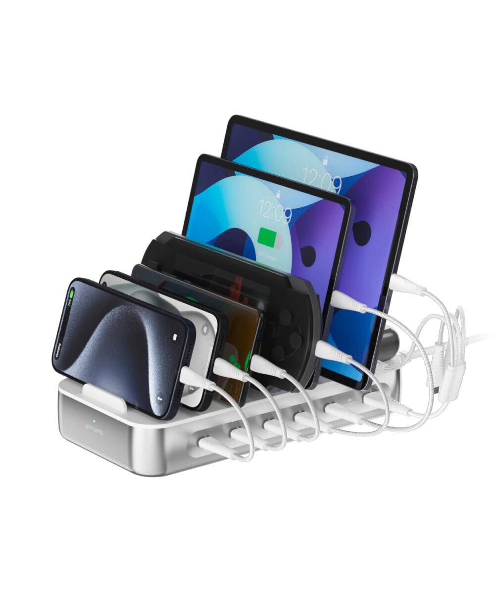 Ladestation, die mehrere Smartphones und Tablets hält, die durch weiße Kabel für gleichzeitiges Laden verbunden sind.