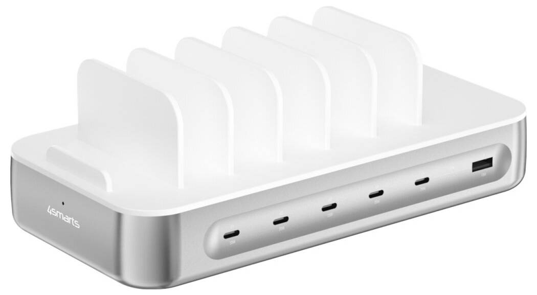 Weiße Ladestation mit mehreren aufrechten Steckplätzen und USB-C-Anschlüssen an der Vorderseite, dargestellt in einer Dreiviertelsansicht auf weißem Hintergrund.