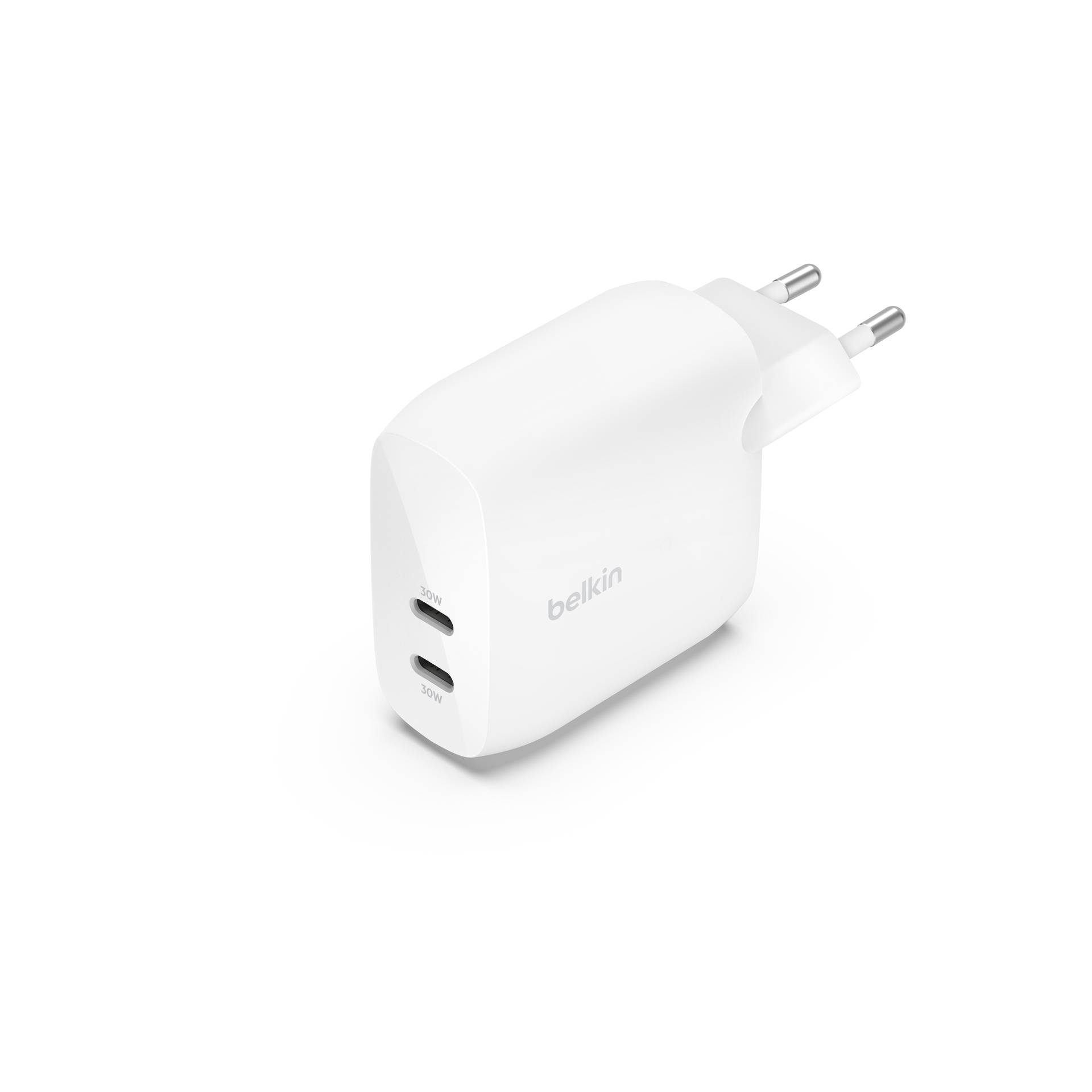 Weißes Belkin-Wandladegerät mit zwei USB-C-Anschlüssen und europäischem zweipoligem Stecker auf weißem Hintergrund.