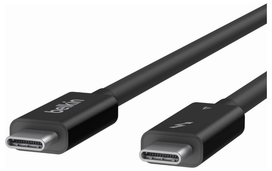 Zwei schwarze USB-C-Stecker auf angebrachten Kabeln, in Nahaufnahme gegen einen weißen Hintergrund gezeigt.