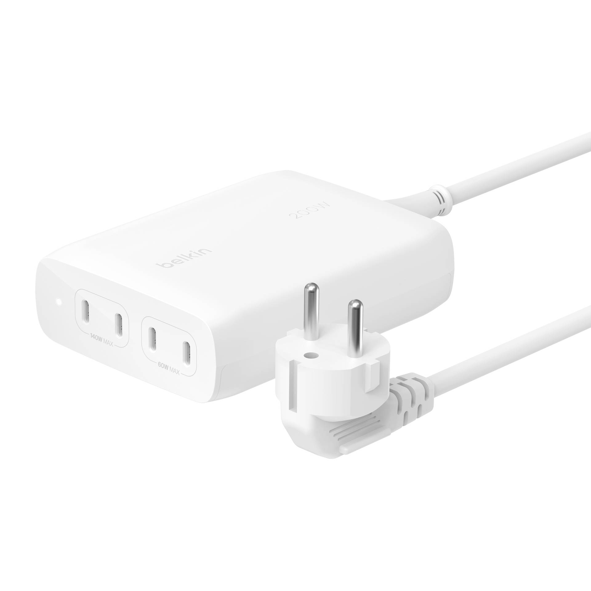 Weißer Belkin-Stromadapter mit angeschlossenem Kabel und zweipoliger Stecker, gezeigt auf einfachem weißem Hintergrund.