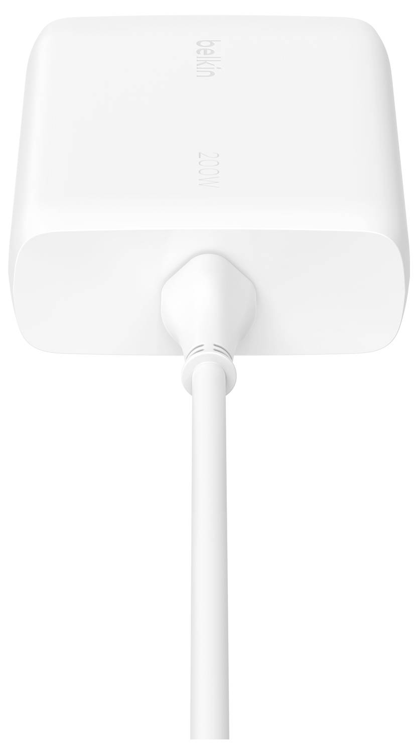 Weißer Belkin 20W USB-C Netzteil mit einem Kabel, das in den unteren Anschluss eingesteckt ist, vor einem einfachen Hintergrund dargestellt.