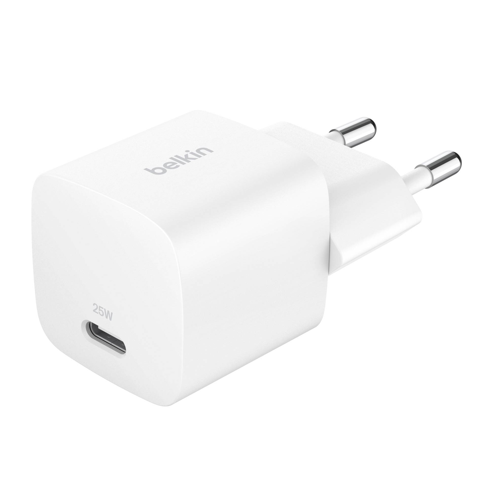 Weißes 25W Belkin USB-C Wandladegerät mit zweipoliger Steckverbindung auf neutralem Hintergrund.