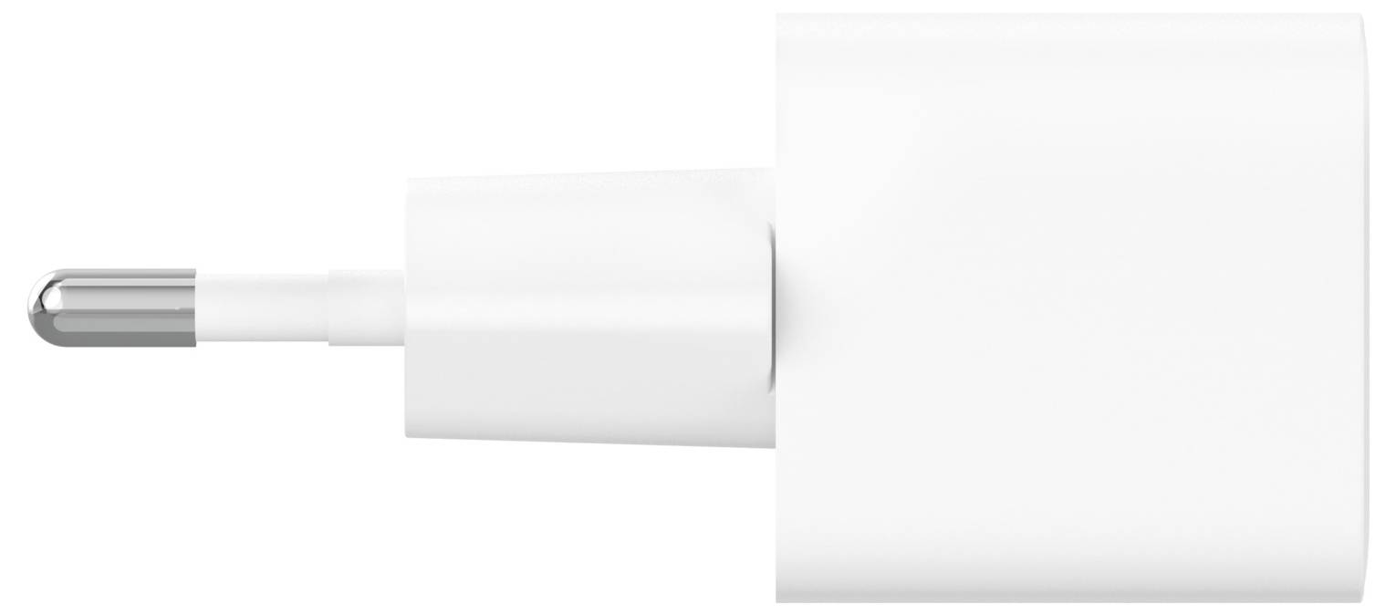 Weißer zylindrischer Stromstecker oder Adapterkabelstecker mit metallischer Spitze auf einem einfachen weißen Hintergrund.