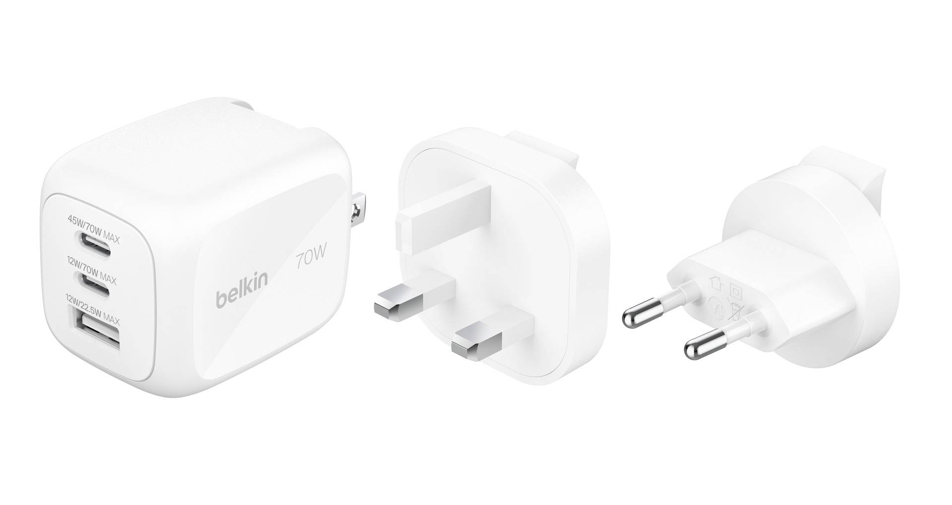 Weißes Belkin 70W USB-C Wandladegerät mit zwei USB-C-Anschlüssen und einem USB-A-Anschluss, gezeigt mit austauschbaren UK- und EU-Steckeradaptern.