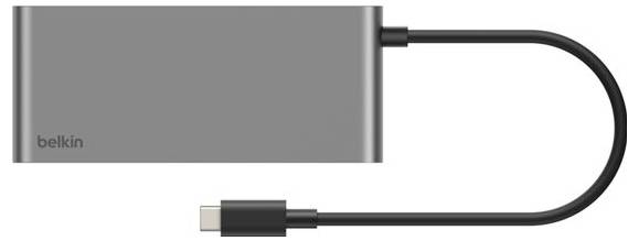 Belkin USB-C-Hub/Dongle mit einem kurzen schwarzen Kabel und Anschluss, das sich vom grauem rechteckigen Gehäuse erstreckt.