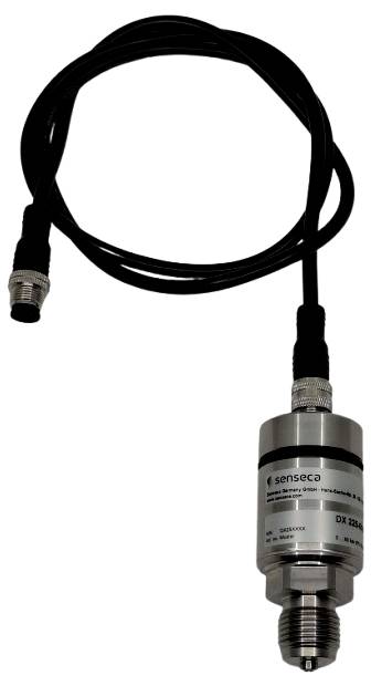 Industriesensor mit angebrachtem schwarzem Kabel und metallischem Gewinde-Stecker, dargestellt auf weißem Hintergrund.