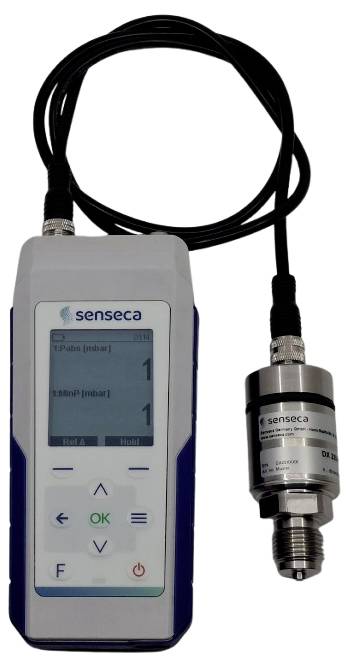 Tragbares digitales Druckmessgerät von Senseca mit angebrachter Sonde und aufgerolltem Kabel, zeigt eine tragbare Anzeigeeinheit und einen Sensor aus Edelstahl.