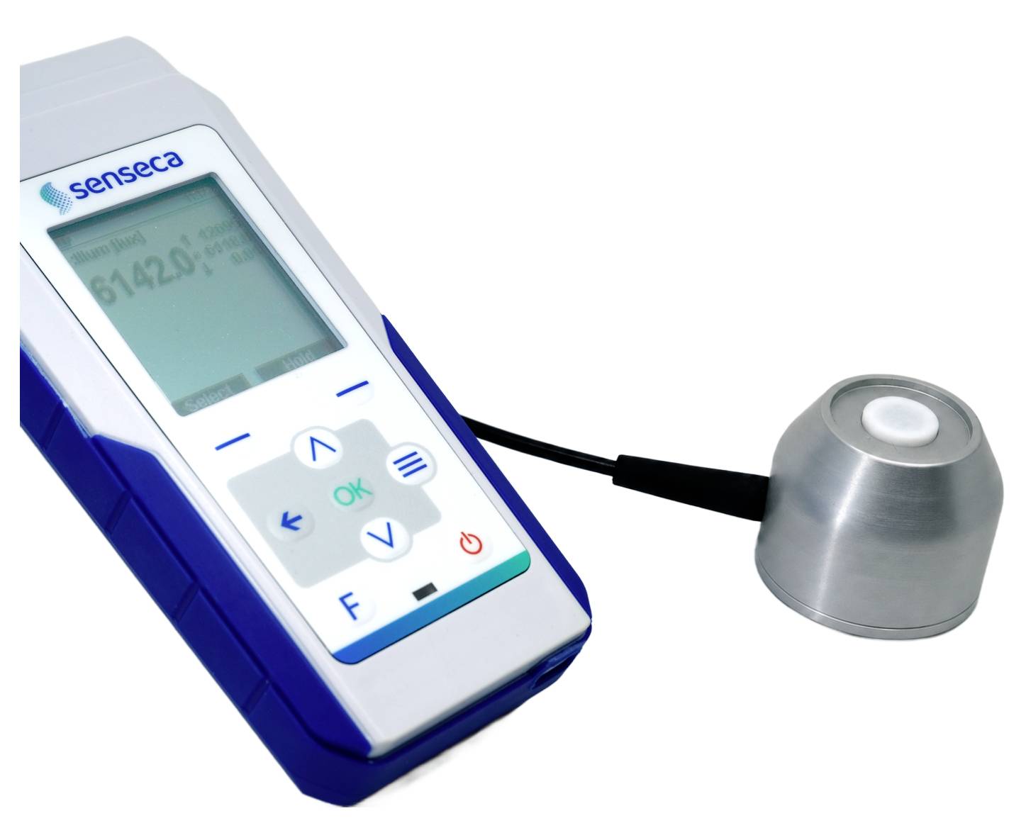 Tragbares SENSECA-Messinstrument mit digitalem Display und angebrachtem Metallprobensensor an einem Kabel.