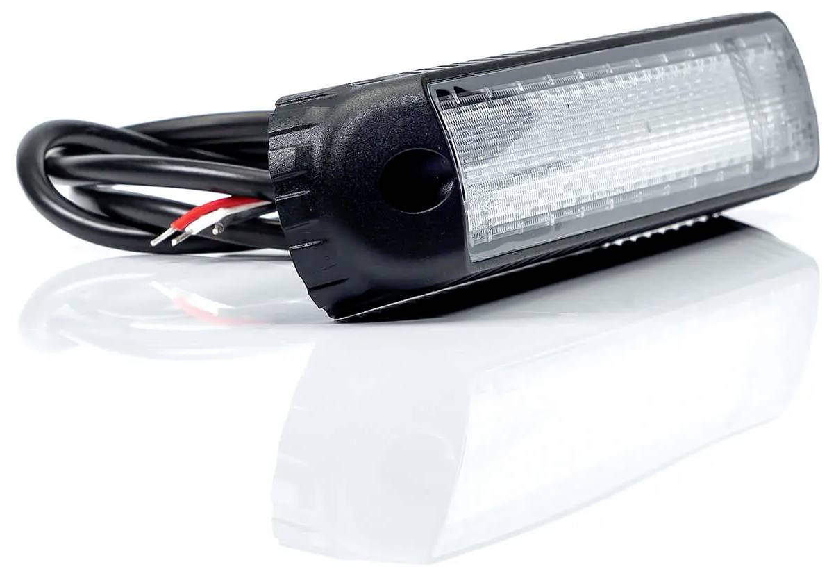 Schwarze rechteckige LED-Leuchtenleiste mit angebrachten roten, schwarzen und weißen Drähten auf weißem reflektierendem Hintergrund.