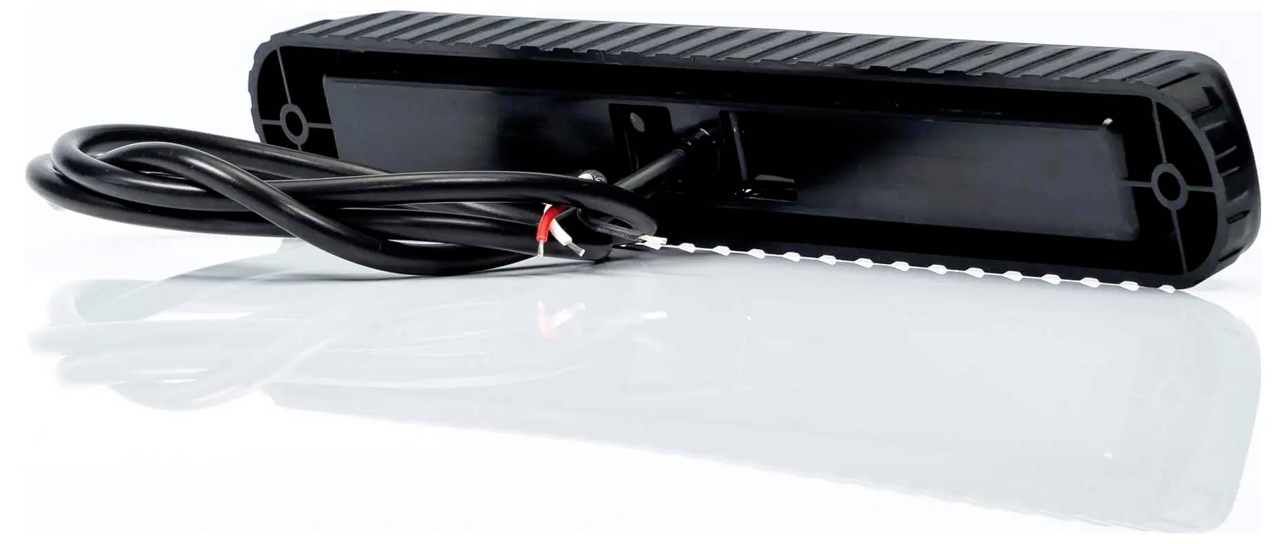 Schwarzes rechteckiges elektronisches Gerät mit aufgewickeltem Stromkabel, dargestellt auf weißem Hintergrund mit reflektierender Oberfläche.