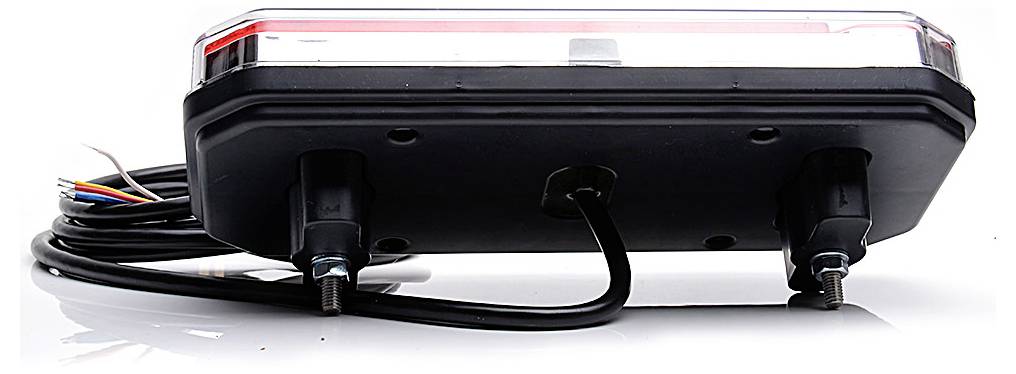 Rückansicht eines schwarzen rechteckigen elektronischen Geräts mit angebrachten Kabeln und zwei Befestigungspfosten, gezeigt auf weißem Hintergrund.