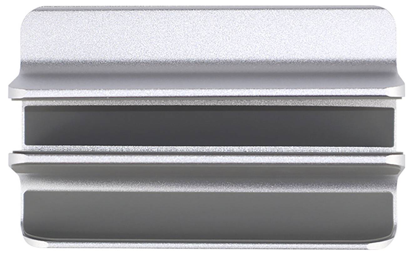 Nahaufnahme einer metallischen silbernen rechteckigen Hardwarekomponente mit zwei dunkel eingelassenen horizontalen Öffnungen, dargestellt auf weißem Hintergrund.