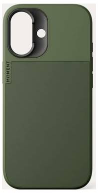 Olivgrüne Smartphone-Hülle mit großem Dual-Kamera-Ausschnitt und einer vorderen Tasche mit der Aufschrift „MOMENT