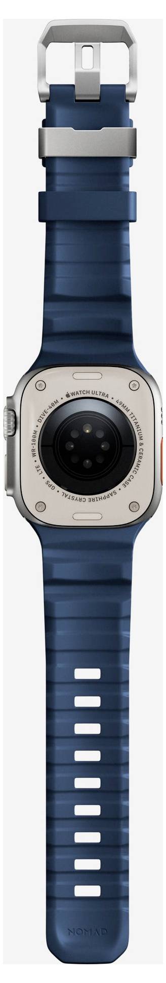 Eine blaue Smartwatch mit quadratischem silbernem Gehäuse, rundem schwarzem Zifferblatt und passendem blauem Armband, von vorne gezeigt.