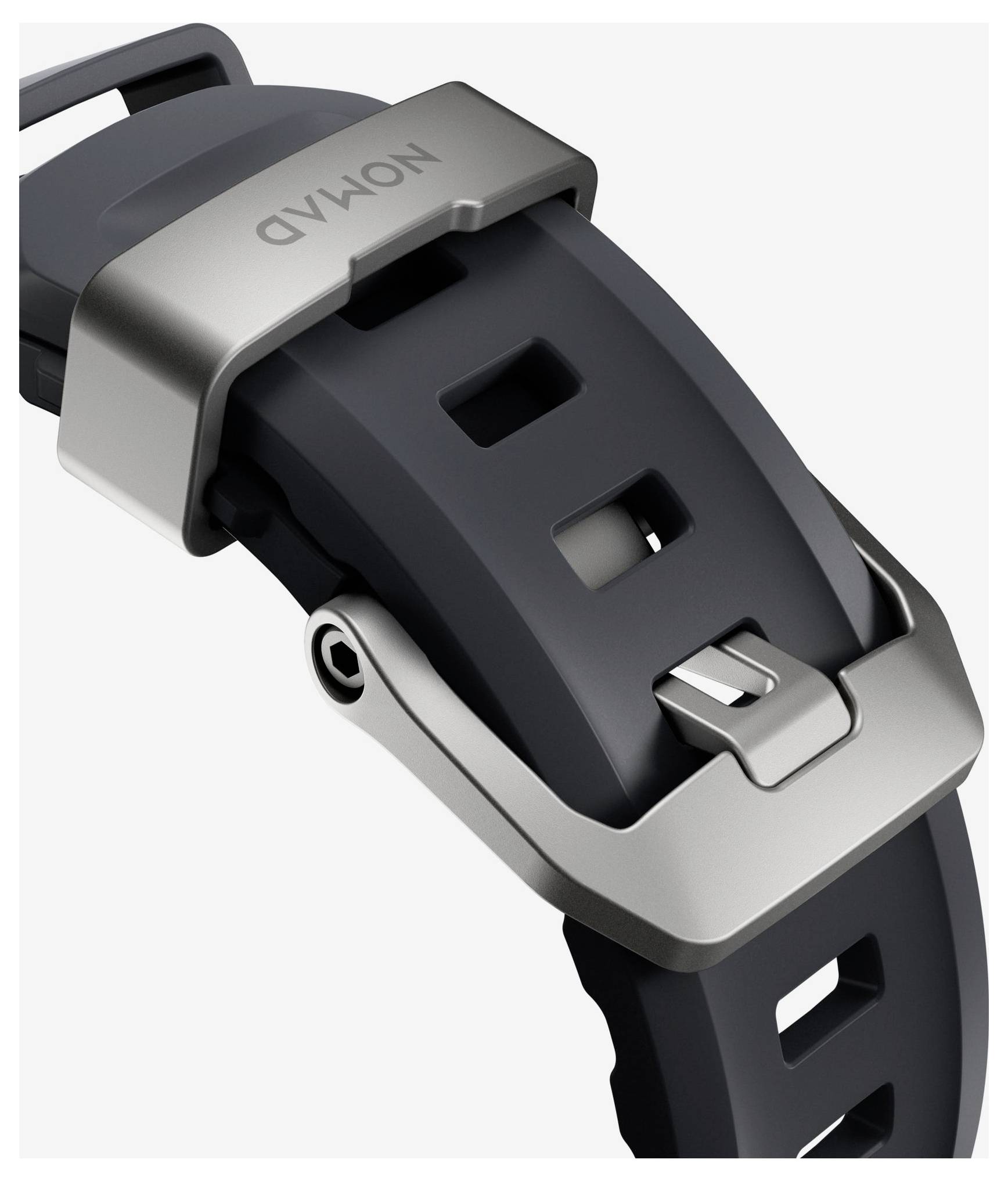 Nahaufnahme eines schwarzen Smartwatch-Armbands mit einer silbernen Metallschließe und Schnalle, die den Befestigungsmechanismus und die Löcher des Armbands zeigt.