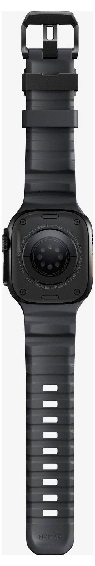 Vorderansicht einer schwarzen Smartwatch mit rechteckigem Zifferblatt und strukturiertem Silikonarmband, vertikal auf einem einfachen, hellen Hintergrund dargestellt.