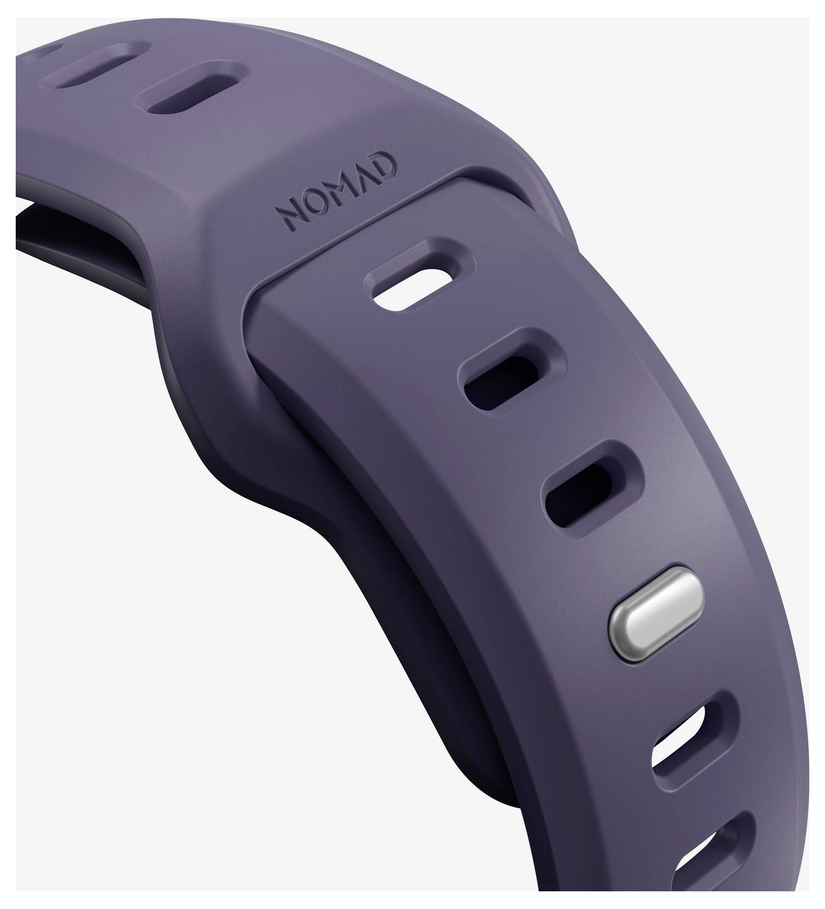 Nahaufnahme eines violetten Silikonuhrenbands mit Einstelllöchern und einer Metallstiftklappe.