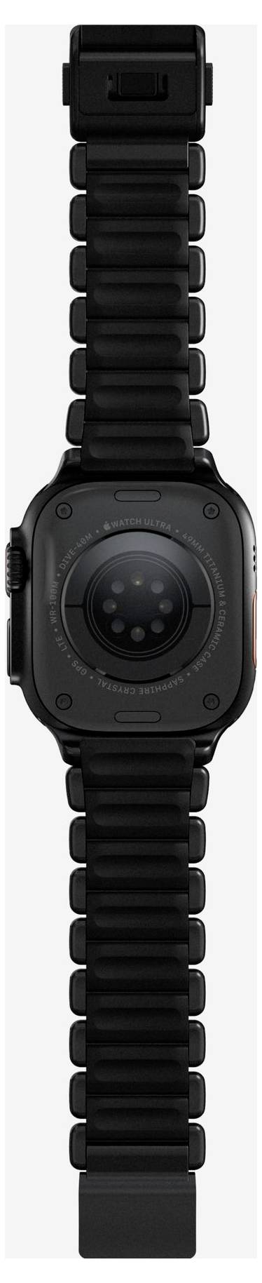 Schwarze Smartwatch mit quadratischem Zifferblatt, rundem Sensorrücken und klobigem geripptem schwarzem Armband, Vorderansicht auf weißem Hintergrund.