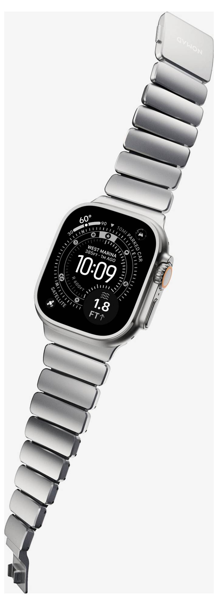 Silberne Apple Watch mit schwarzem Zifferblatt, digitales Display zeigt 10:09 und 1,8 FT, angewinkelt mit Metallgliedband auf weißem Hintergrund