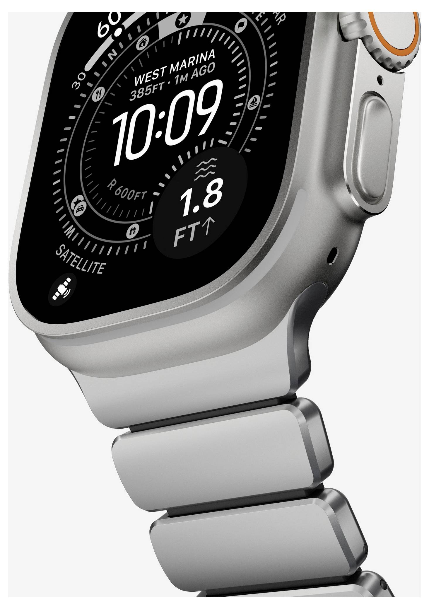 Nahaufnahme einer silbernen Apple Watch Ultra, die 10:09, West Marina, 385 ft, 1,8 ft und „SATELLITE" auf dem Display anzeigt.