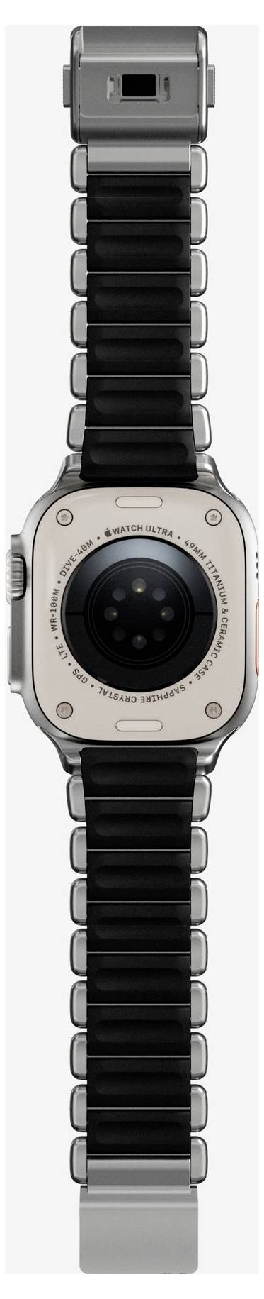 Vorderansicht einer silbernen Smartwatch mit schwarzem Metallgliedband und kreisförmigem dunklem Display, zentriert auf weißem Hintergrund.