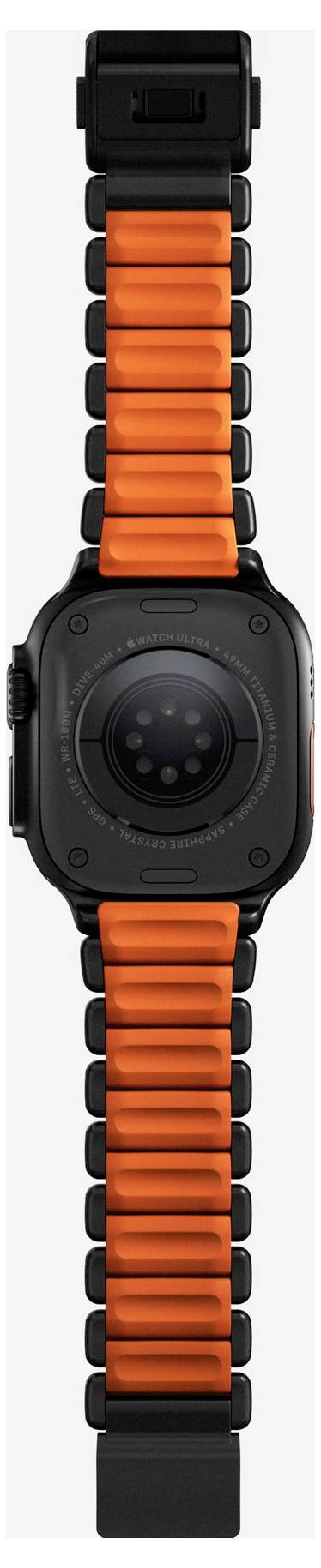 Schwarze und orangefarbene robuste Armbanduhr mit rundem schwarzem Zifferblatt und belüftetem orangefarbenem Armband, frontal vor weißem Hintergrund dargestellt