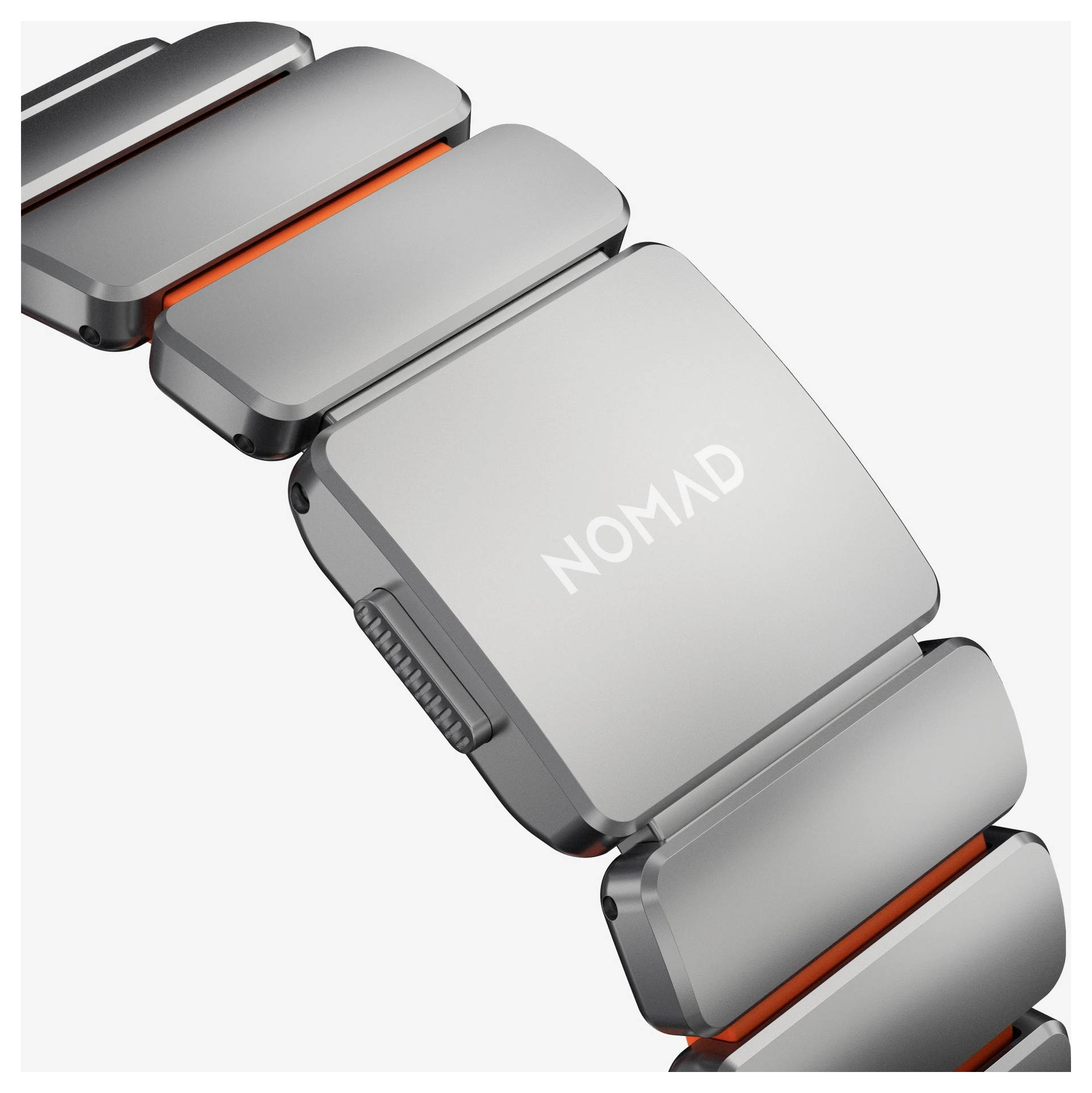 Silberne NOMAD-Smartwatch mit segmentierten Armband-Gliedern und orangefarbenen Akzenten auf weißem Hintergrund.