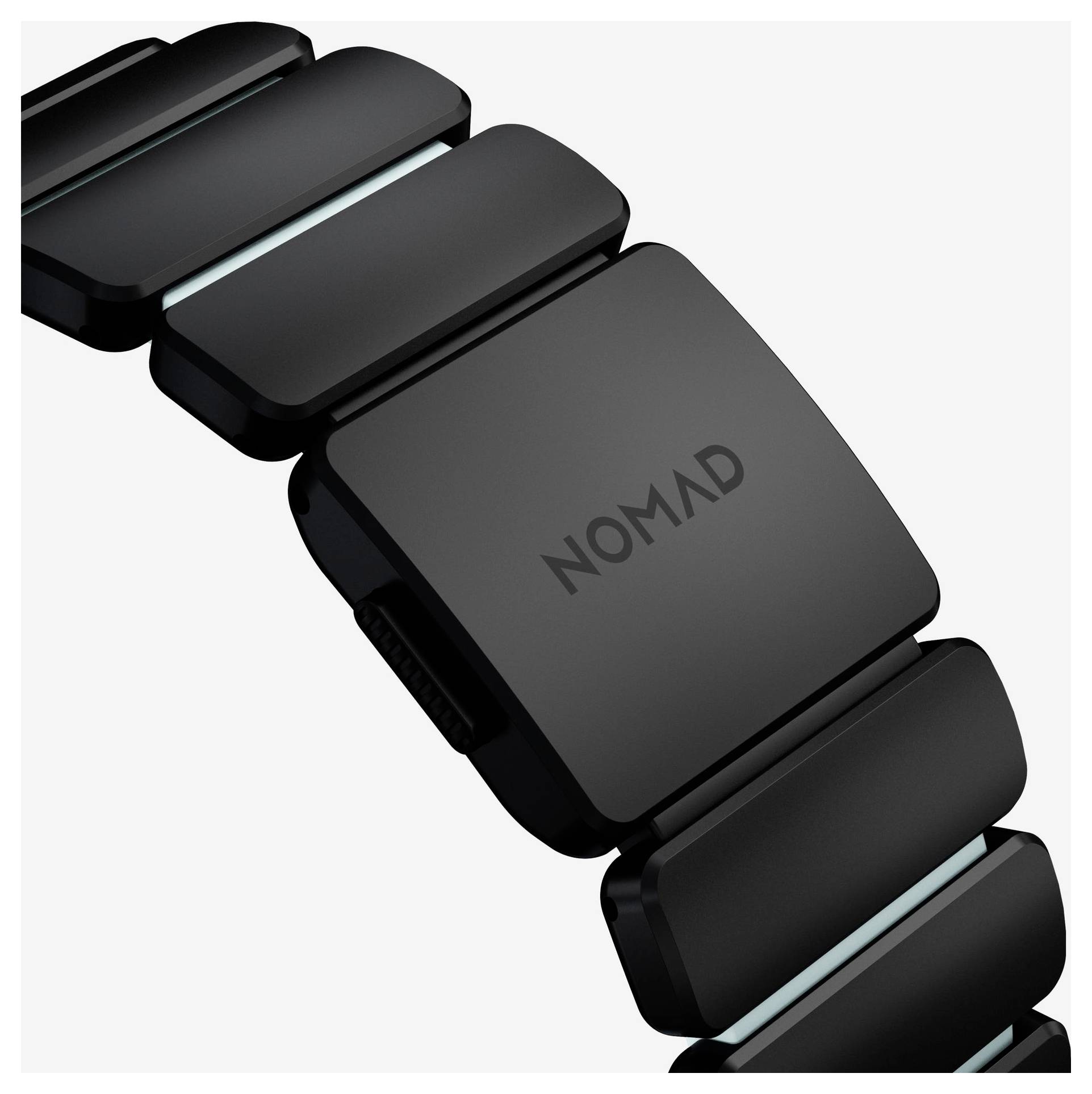Nahaufnahme eines schwarzen NOMAD-Uhrenarmband mit matter Gliederung und hellblauen Akzenten auf weißem Hintergrund.