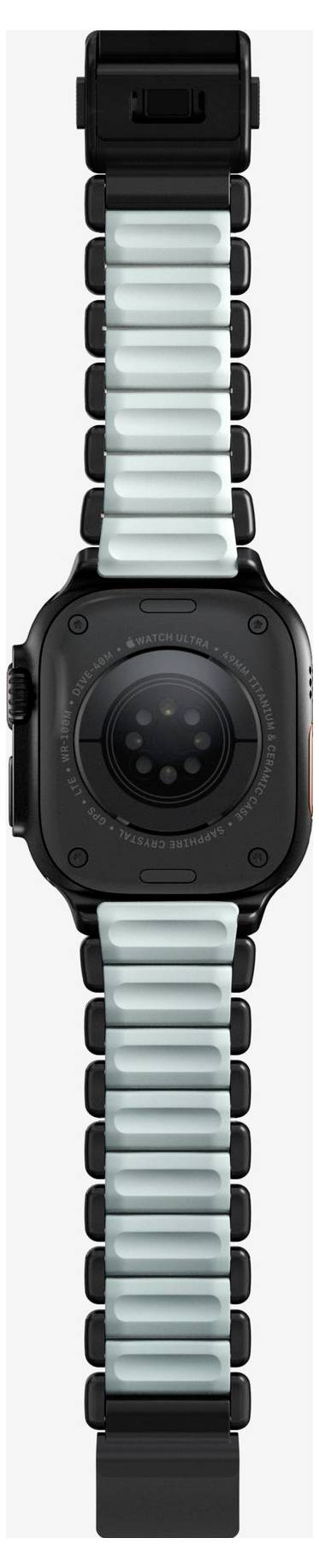 Schwarze Smartwatch mit rundem dunklem Zifferblatt und hellblauem segmentiertem Armband, Vorderansicht auf weißem Hintergrund.