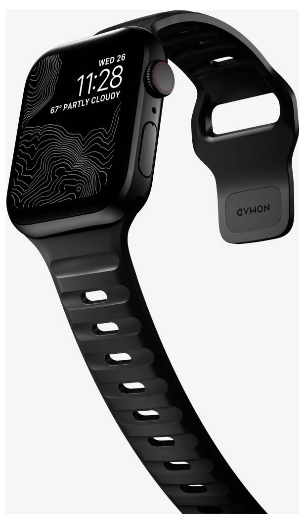 Schwarze Apple Watch mit schwarzem Sportarmband in schräger Ansicht, auf dem Display werden 11:28, Mi 26 und 67° teilweise bewölkt angezeigt.