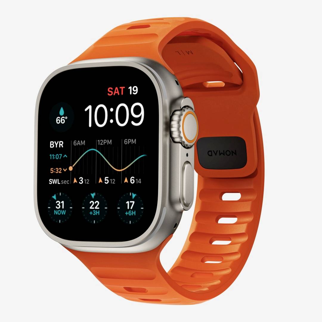 Smartwatch mit orangefarbenem Band auf weißem Hintergrund, das 10:09 anzeigt, Samstag 19., Wetter 66°, und Aktivitätsgraph/Komplikationen auf dem Bildschirm.