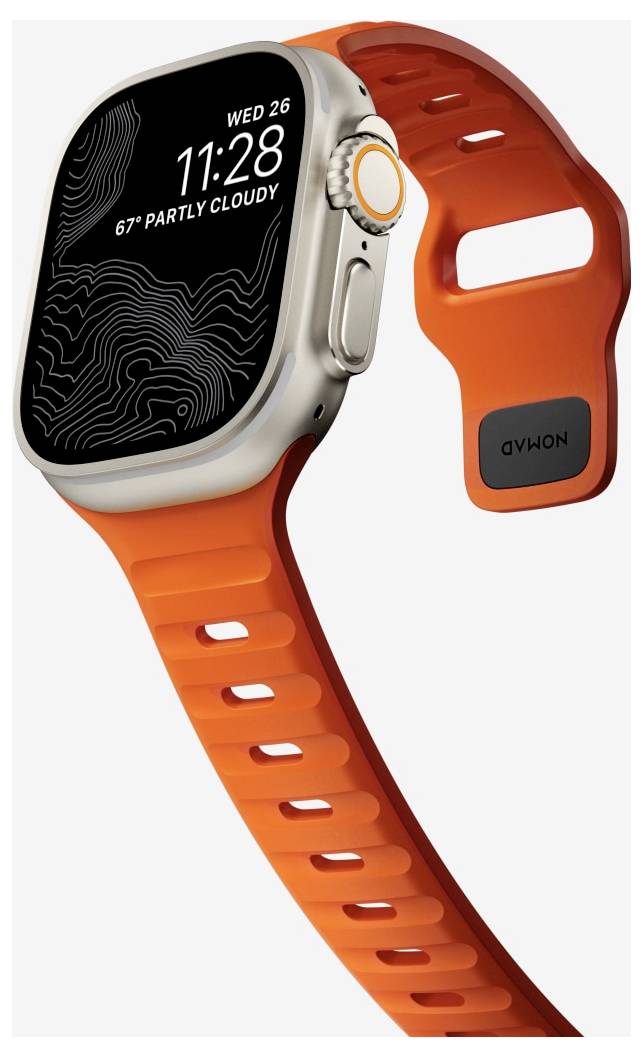 Orangefarbene Smartwatch mit schwarzem Display, das 11:28 Uhr, Mi 26 und 67° teilweise bewölkt anzeigt, im Winkel positioniert, um das Armband und die seitliche Krone hervorzuheben.