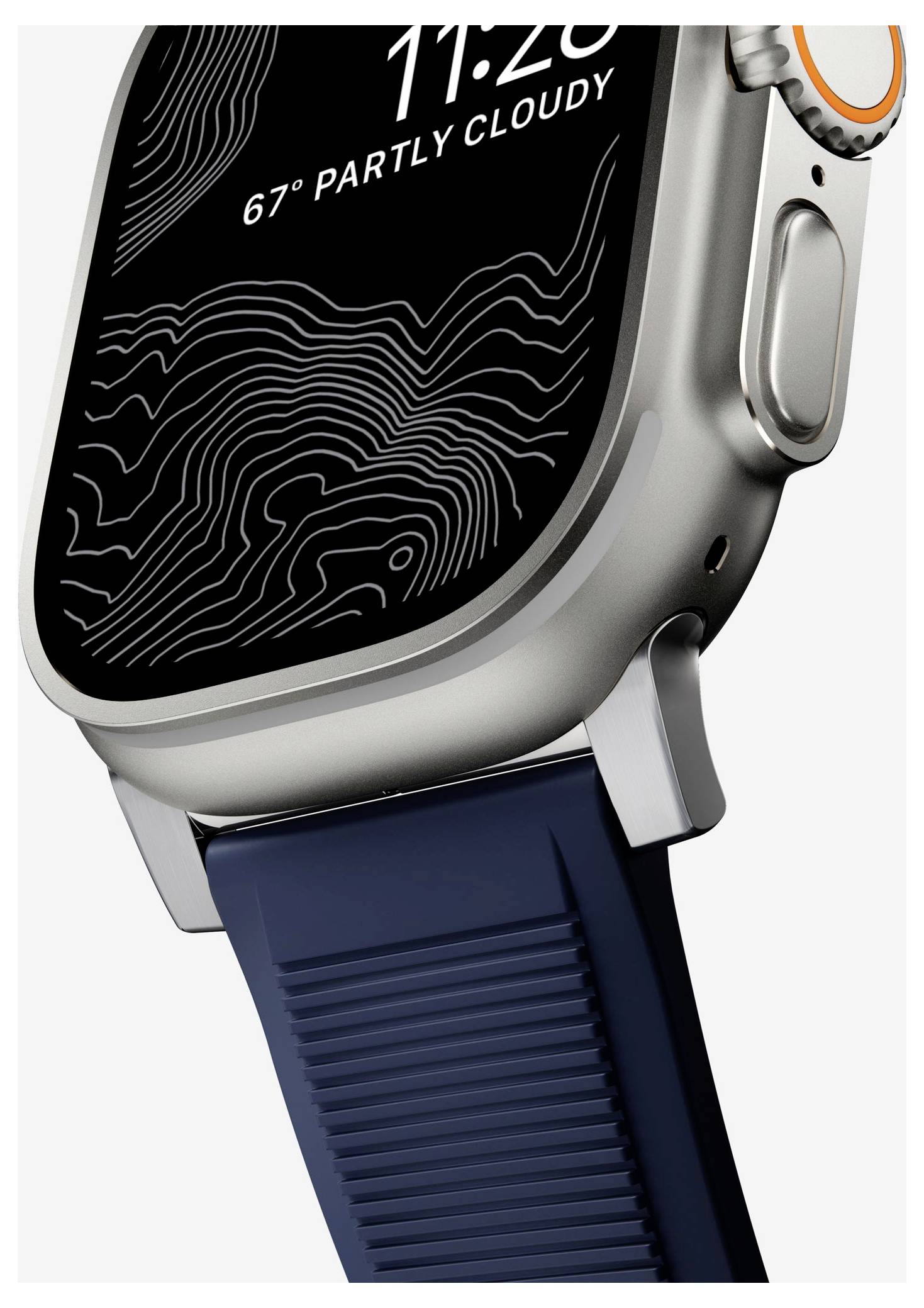 Nahaufnahme einer silbernen Smartwatch, die 11:26 und "67° Teilweise bewölkt" auf einem schwarzen topografischen Display mit einem blauen Band anzeigt.