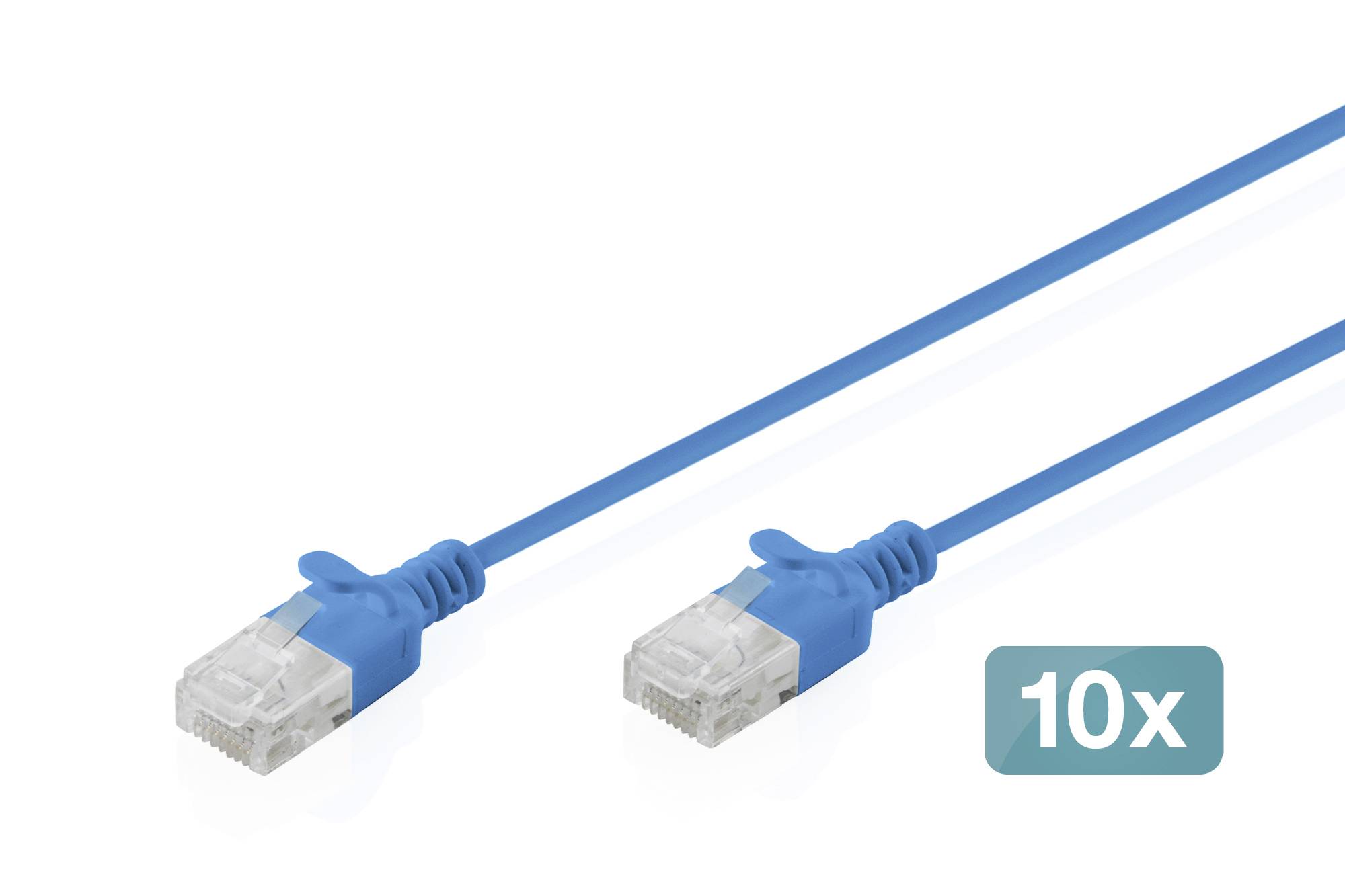 Nahaufnahme eines Netzwerk-Switches und einer Patchpanels mit mehreren farbigen Ethernet-Kabeln, die in nummerierte Anschlüsse in einem Serverrack eingesteckt sind.