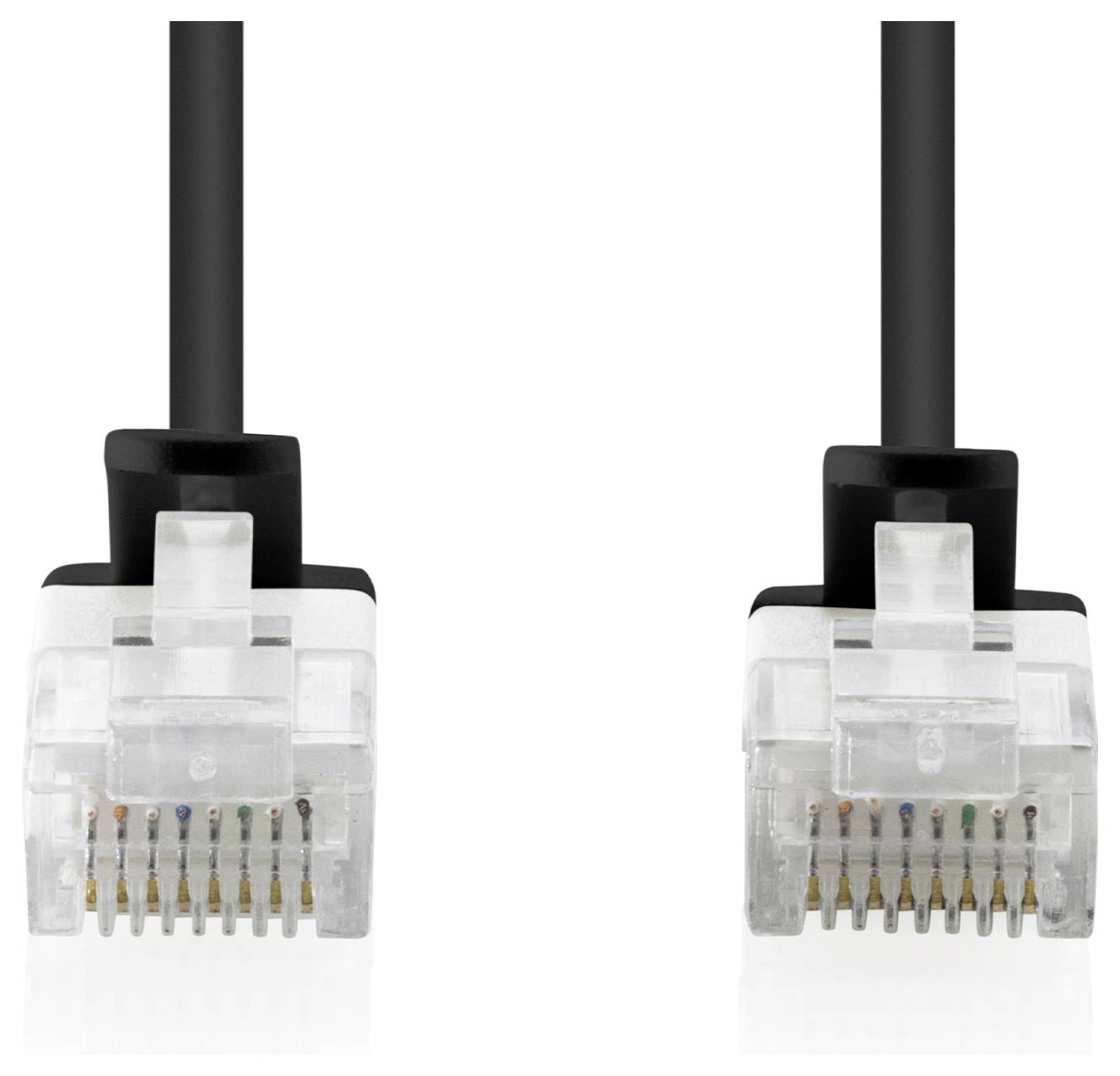 Zwei transparente RJ45-Ethernet-Steckverbinder nebeneinander, die die vergoldeten Drahtkontakte und schwarzen Kabelmantel gegen einen weißen Hintergrund zeigen.