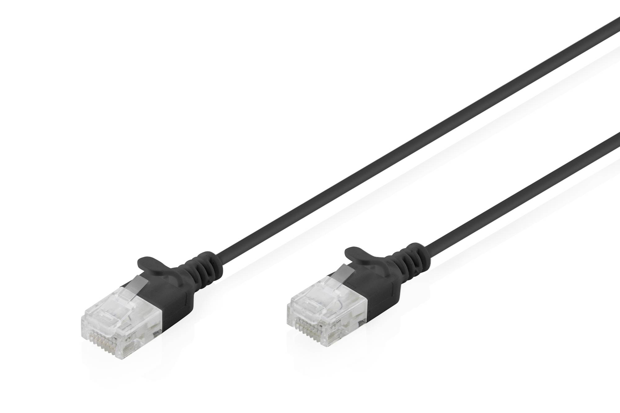 Zwei schwarze Ethernet-Kabel mit durchsichtigen RJ45-Steckern auf weißem Hintergrund.