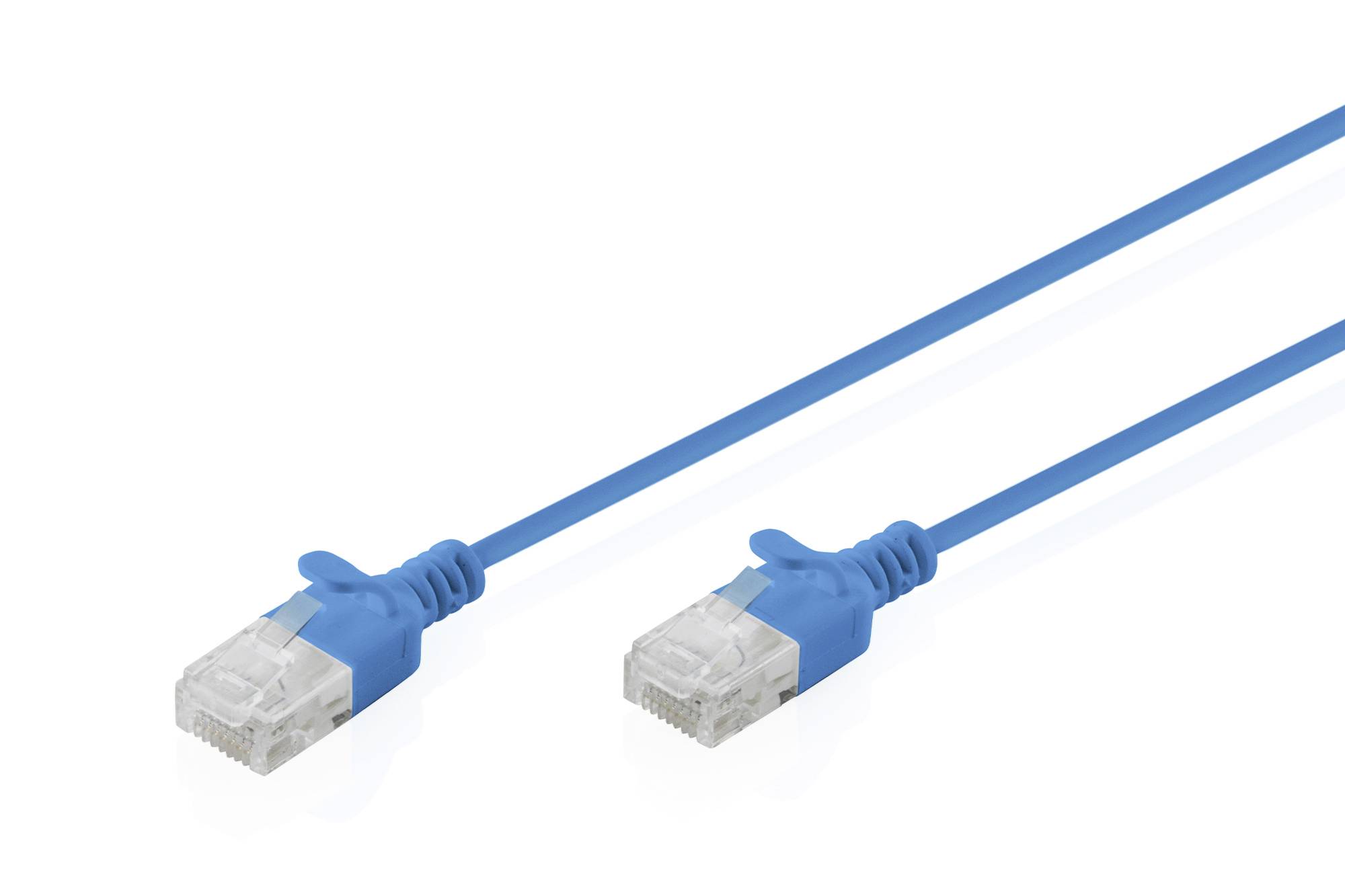 Zwei blaue Ethernet-Kabel mit transparenten RJ45-Steckern auf weißem Hintergrund.