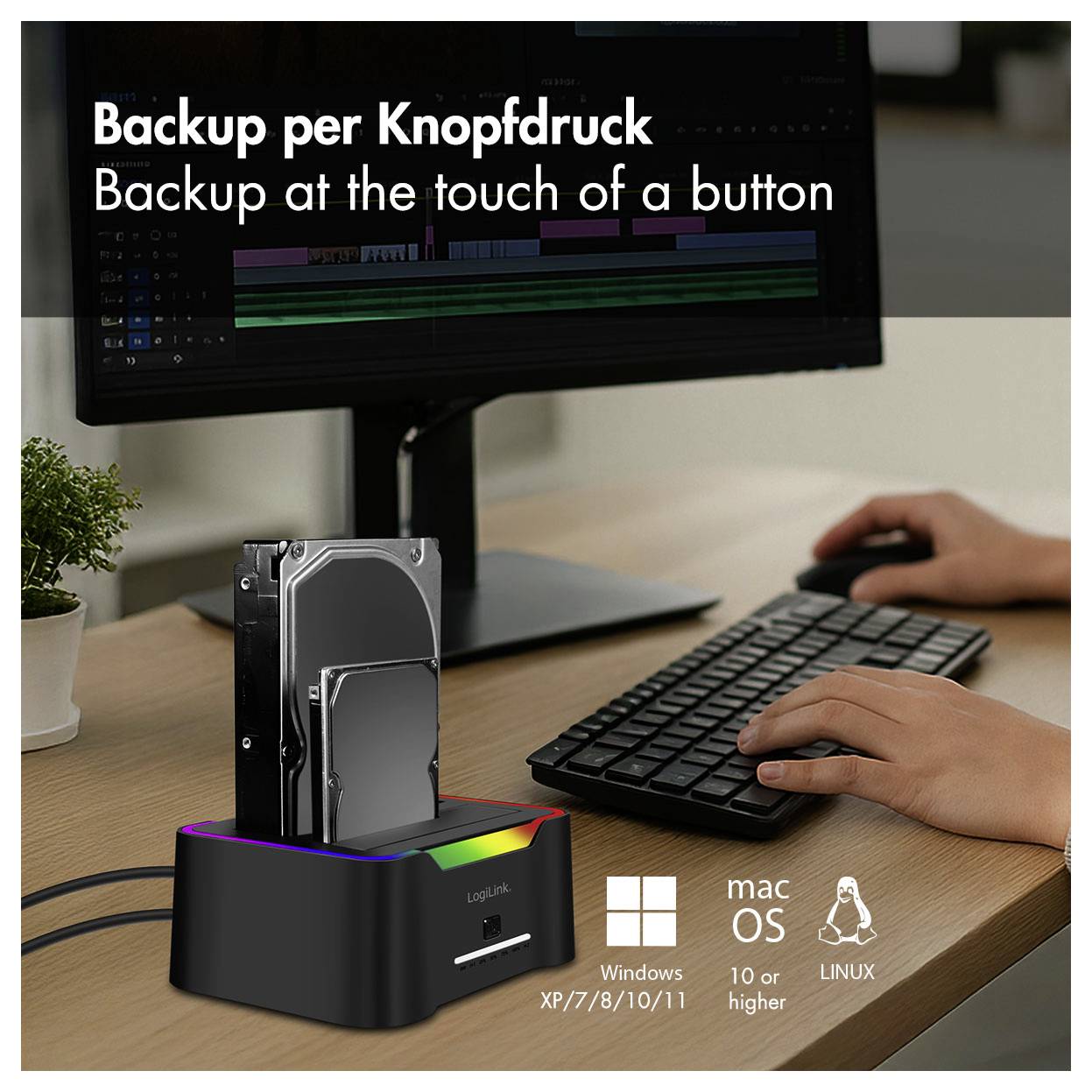 Desktop-Backup-Dock mit Festplatte, Tastatur und Monitor mit der Anzeige „Backup per Knopfdruck