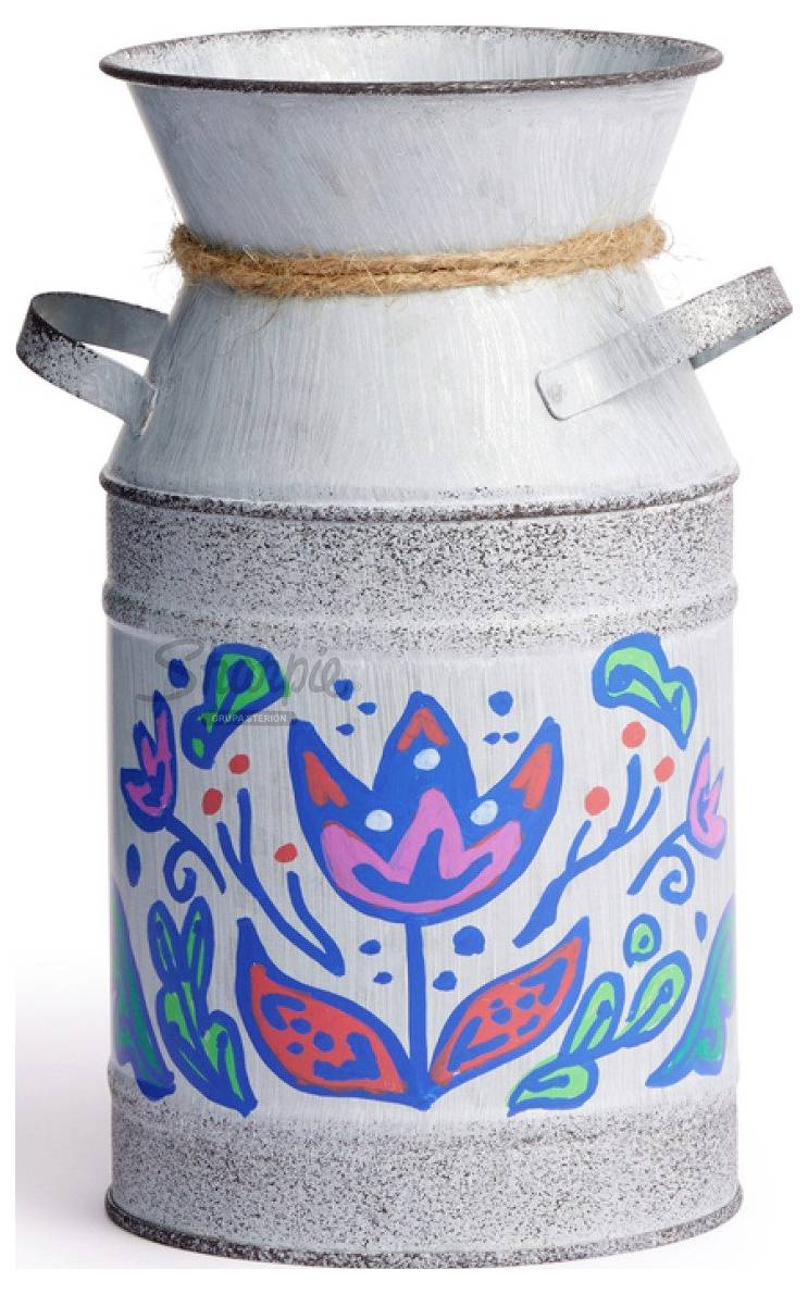 Eine dekorierte Metalllkanne mit einem Seilband in der Nähe des oberen Randes und bunten Blumenmuster, die auf der Vorderseite angebracht sind.