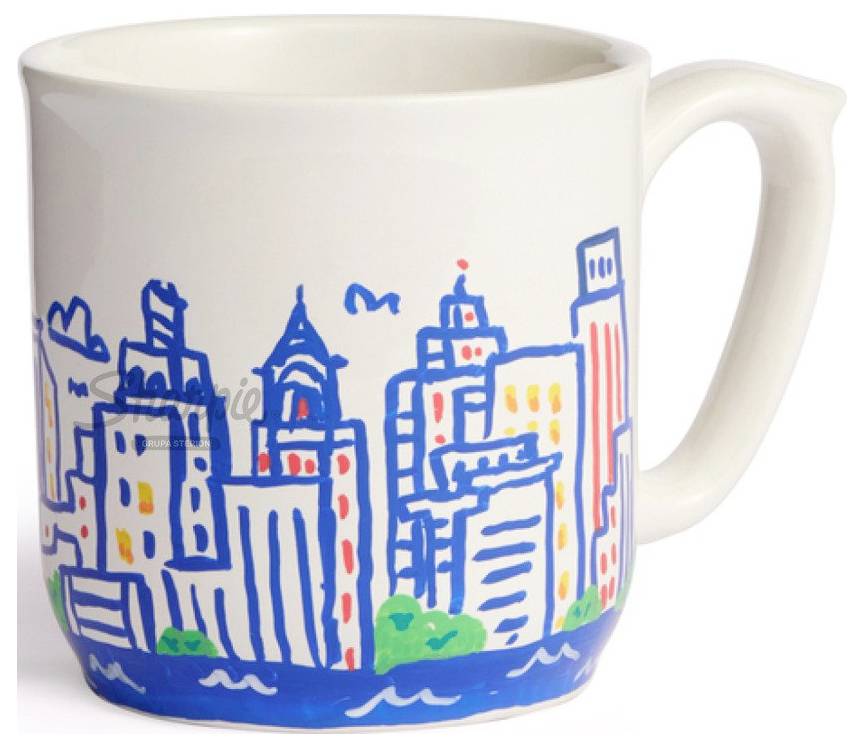 Weiße Keramiktasse mit einer blauen und roten Skizze einer Stadtsilhouette und Wasser um den Fuß herum.