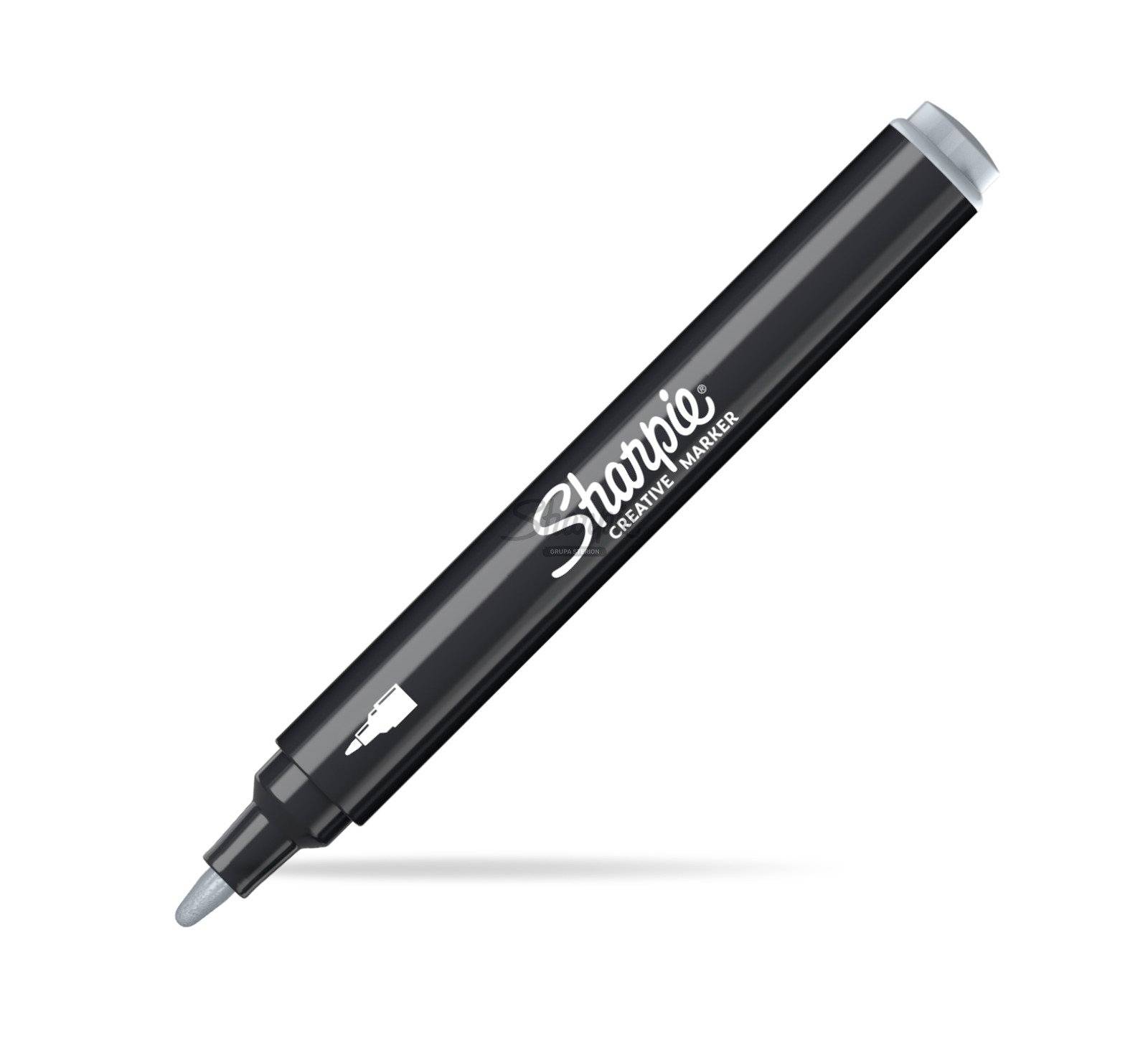 Schwarzer Sharpie Kreativmarker-Stift diagonal auf weißem Hintergrund abgebildet.