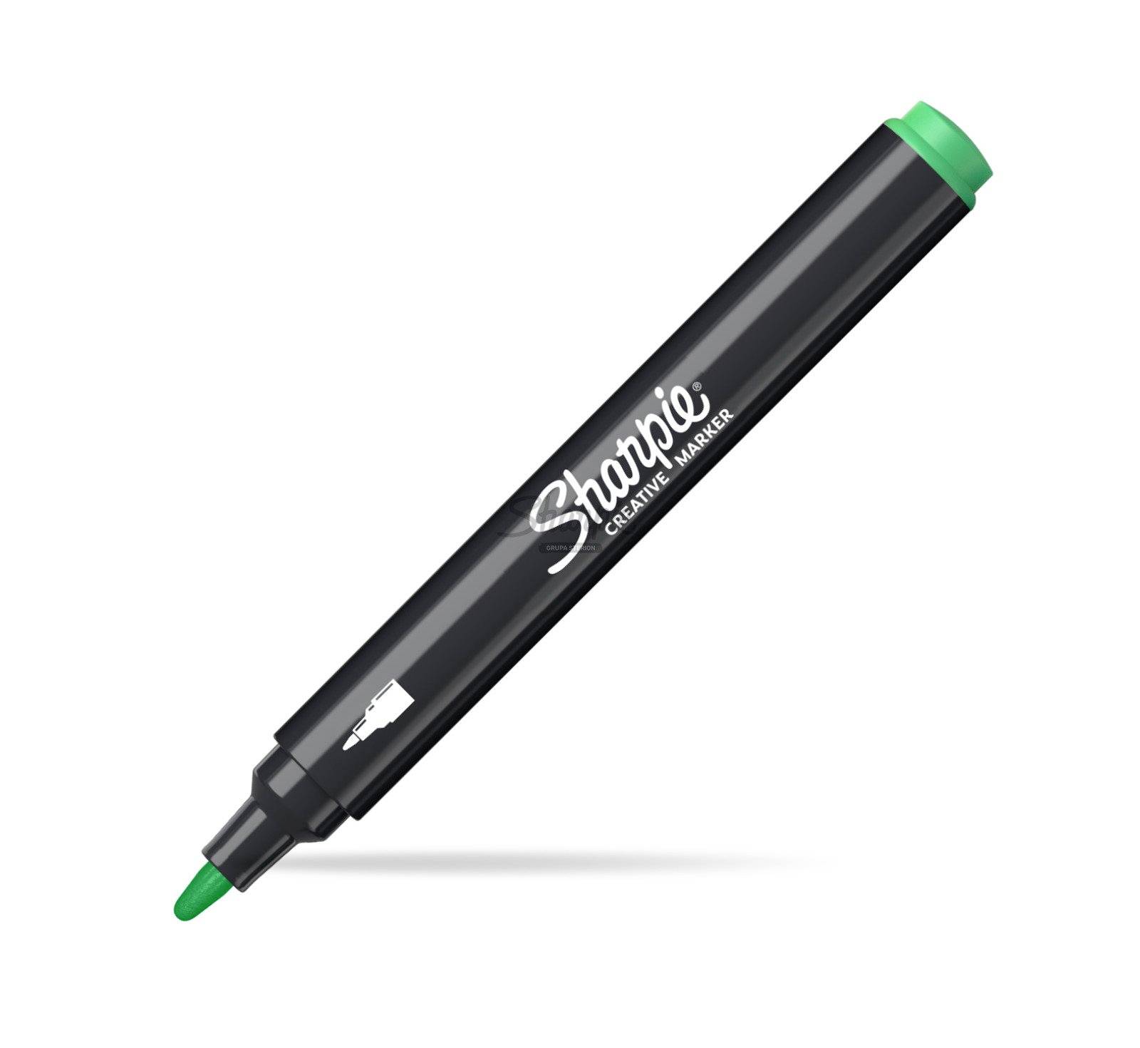 Schwarzer Sharpie Kreativmarker mit grüner Kappe und Spitze, diagonal auf weißem Hintergrund dargestellt.