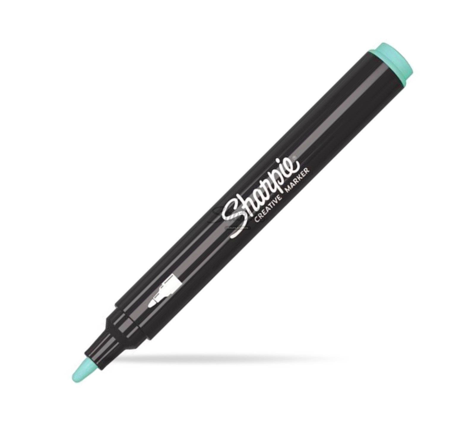 Schwarzer Sharpie Kreativmarker mit Türkiskappe und -spitze, diagonal auf weißem Hintergrund dargestellt.